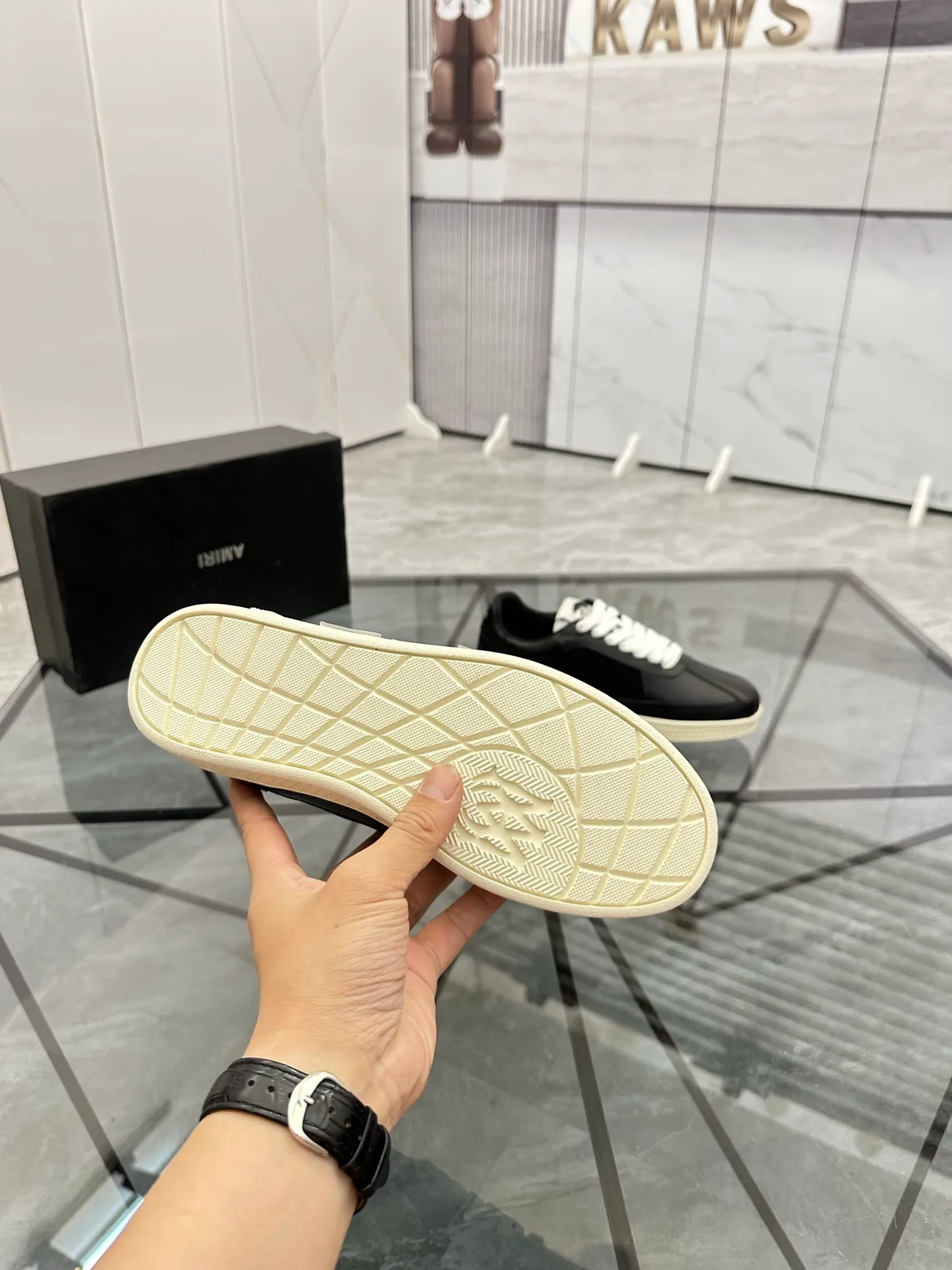 Men's shoes: 💰P420¥ Product trademark: AMIRI* "Amir*" low-top casual shoes Regular size: 38-45 (can be customized to 46) Product material: imported cowhide upper, breathable lining, original outsole. Number: 001